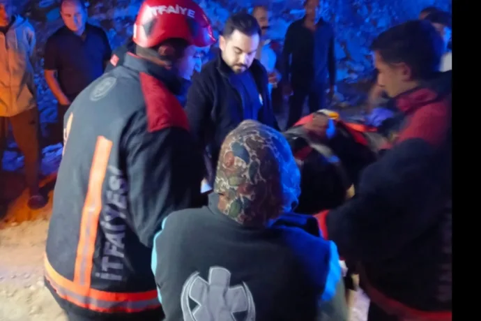ŞANTİYEDE ASANSÖR BOŞLUĞUNA DÜŞEN VATANDAŞI İTFAİYE KURTARDI