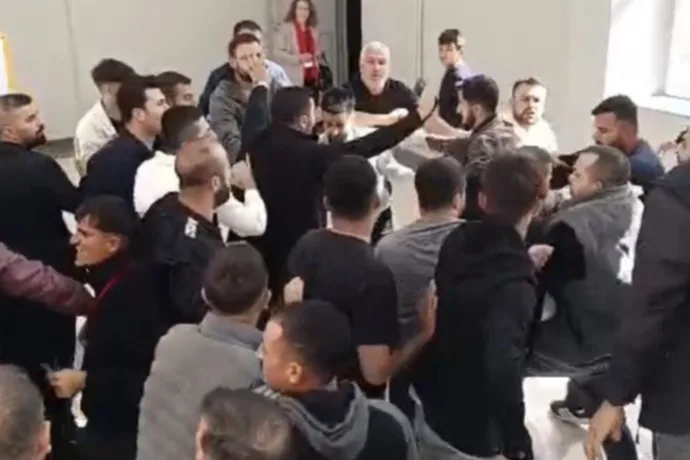 CHP Malatya İl Kongresinde Kavga Çıktı: Yumruklar Havada Uçuştu