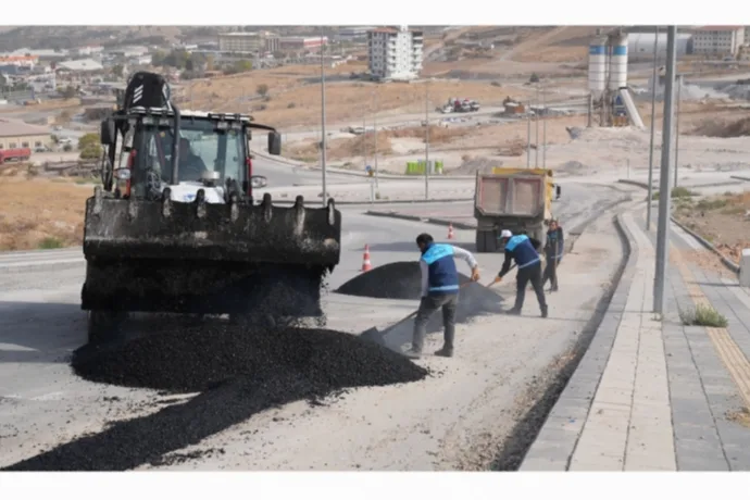BATTALGAZİ BELEDİYESİ ÇAMURLU MAHALLESİ’NDE ASFALT YAMA ÇALIŞMASI YAPTI