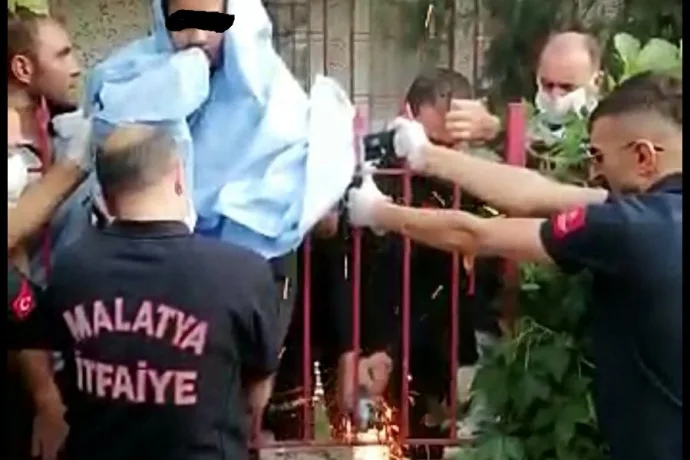 Oyun oynayan küçük kızın vücuduna demir korkuluklar saplandı video