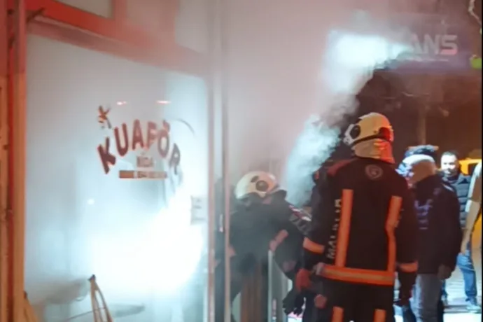 Cezmi Kartay Caddesi'nde İş Yerinde Yangın: İtfaiye Hızla Müdahale Etti