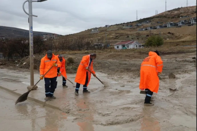 BATTALGAZİ BELEDİYESİ’NDEN PINARBAŞI GÖLETİ ÇEVRESİNDE DETAYLI TEMİZLİK