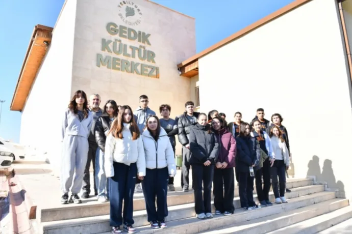 “İYİLİK ELÇİSİ” PROJESİ GENÇLERE YARDIMLAŞMA VE TARİH BİLİNCİ AŞILIYOR