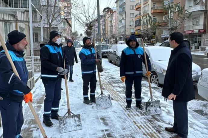 BATTALGAZİ’DE KARLA MÜCADELE ARALIKSIZ SÜRÜYOR