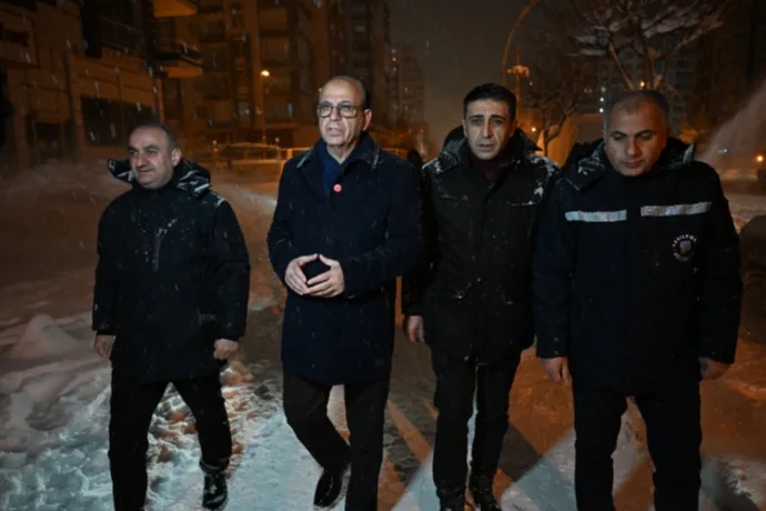Başkan Geçit, Karla Mücadele Ekiplerini Gece Mesaisinde Yalnız Bırakmadı