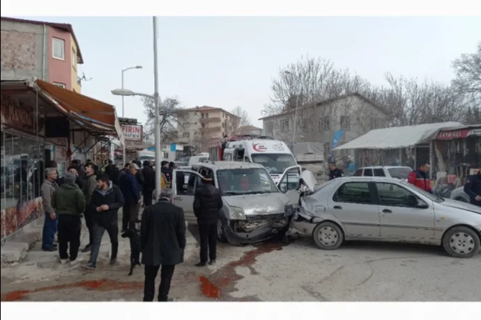 Yeşilyurt Dilek Mahallesi’nde Sıkışmalı Trafik Kazası: 2 Yaralı