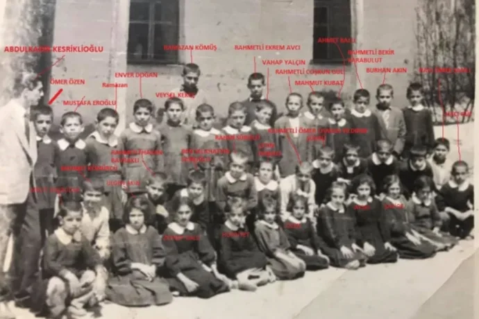 1963’ten Bir Kare: Dilek İlkokulu Bahçesinde Birkaç Sınıf Bir Arada