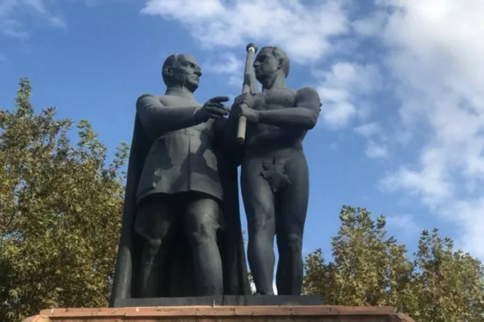 Kışla Caddesi’ndeki Atatürk ve Bayrak Figürü Üç Yıldır Onarılmayı Bekliyor