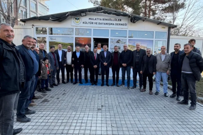 Ağbaba Bingöllüler Derneği üyeleriyle biraraya geldi. Ağbaba; "Ülkenin en büyük gündeminin yoksulluk"