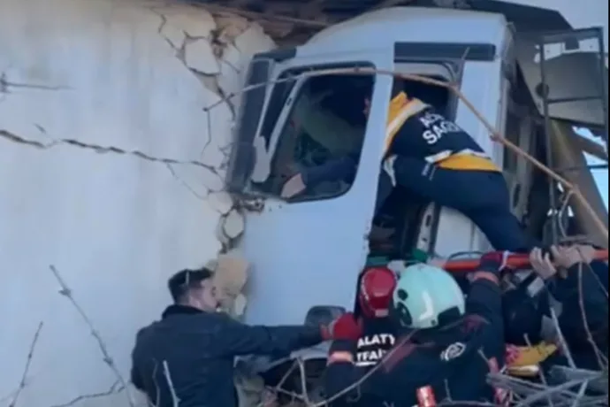 Malatya’da Yük Kamyonu Evin Duvarına Çarptı: 1 Yaralı