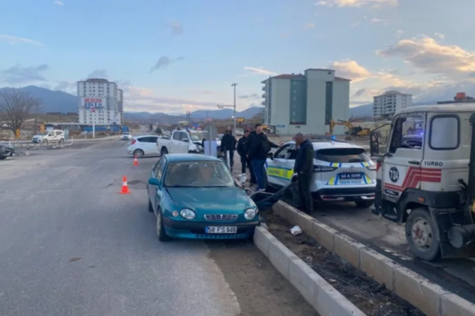Yeşilyurt’ta Otomobil İle Pikap Çarpıştı: 1 Yaralı