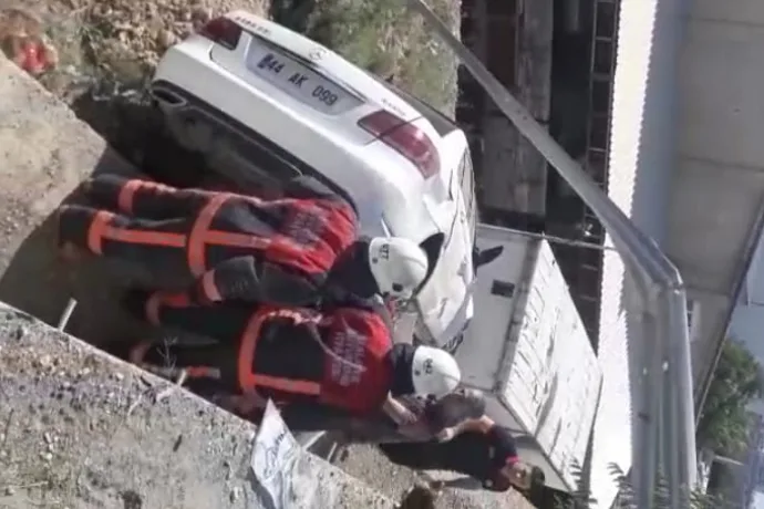 Otomobil Şarampole Düştü: 1'i Ağır 3 Yaralı