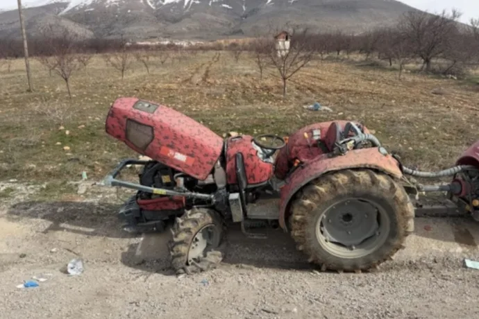 Kontrolden Çıkan Traktör Devrildi: 2 Kişi Yaralandı