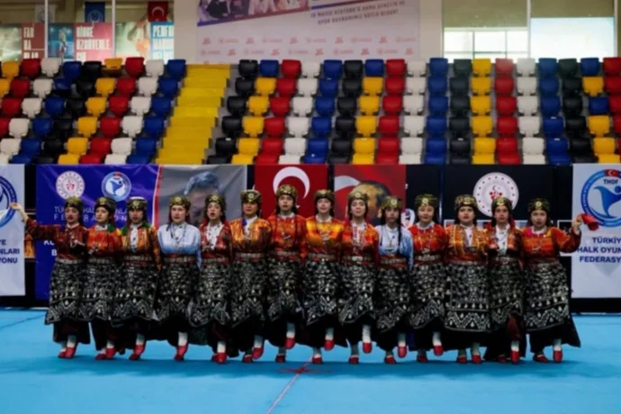 320 Sporcu Sahneyi Salladı: Kulüpler Arası Yarışma Renkli Geçti