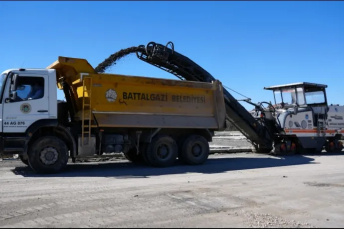 BATTALGAZİ’DE SÖKÜLEN ASFALT KIRSAL YOLLARDA DEĞERLENDİRİLİYOR
