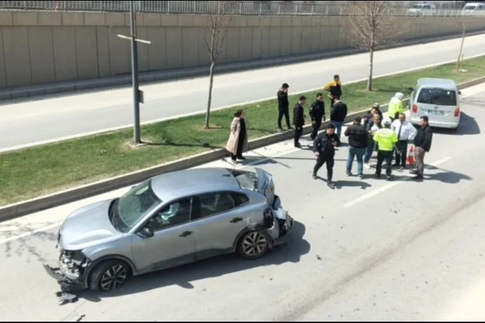 Çevreyolunda Korkutan Kaza: Otomobil Refüje Savruldu