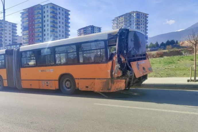 Malatya’da Hafriyat Kamyonu Otobüse Çarptı: 20 Yaralı
