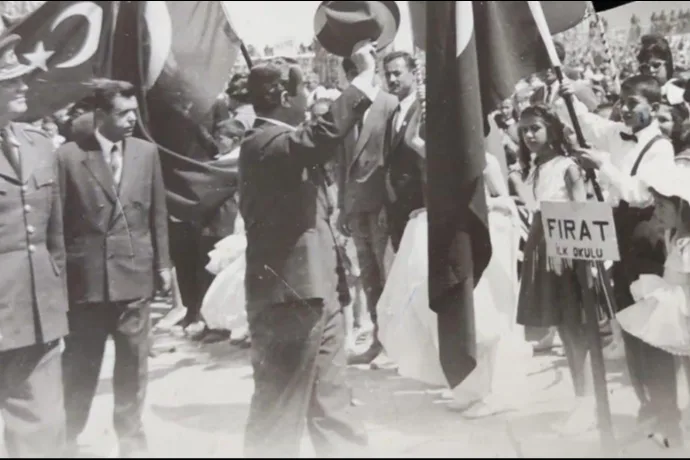 1960 Yılı 23 Nisan Coşkusu: Vali Cezmi Kartay Kutlamalara Katıldı