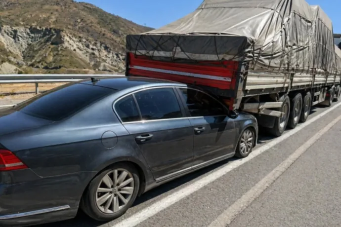 TIR’ın Altına Giren Otomobilden Mucize Kurtuluş