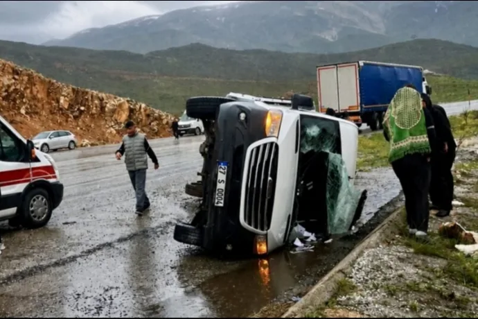 Doğanşehir’de Yolcu Minibüsü Yan Yattı: 12 Kişi Yaralandı