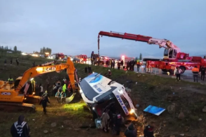 Otobüs Kazasında Yaralılar Hastanelere Kaldırılıyor