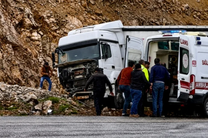 Tır Yoldan Çıktı: Sürücü Yaralandı