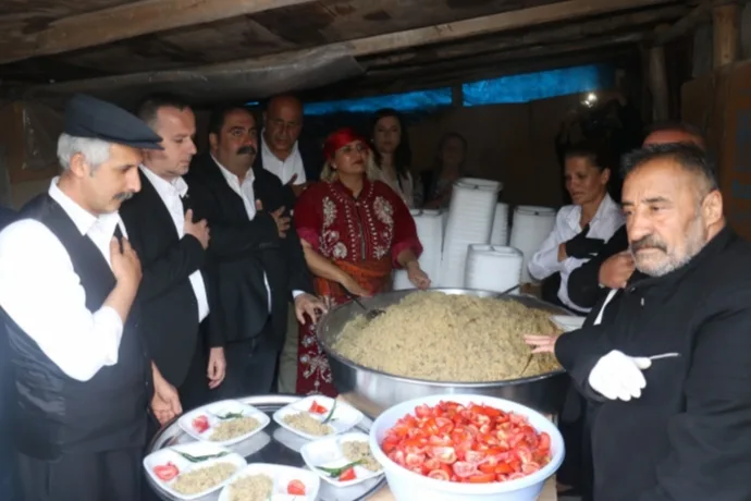 MAHALLE KÜLTÜRÜ VE TÜRKİYE’NİN BİRLİK RUHU ANNELER GÜNÜ’NDE BULUŞTU”
