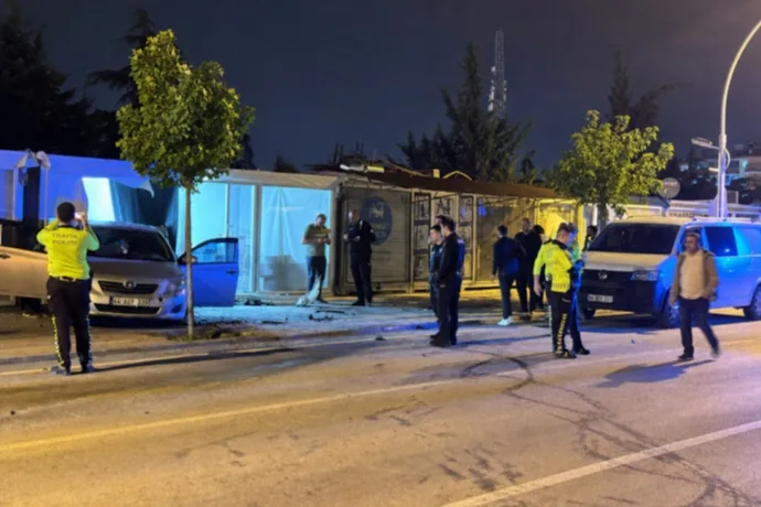Güney Kuşak Yolu’nda Kaza: Araçlar Savrulup İş Yeri Ve Direğe Çarptı