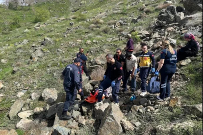 Pütürge’de Kayalıklarda Mahsur Kalan Yaşlı Kadın Kurtarıldı