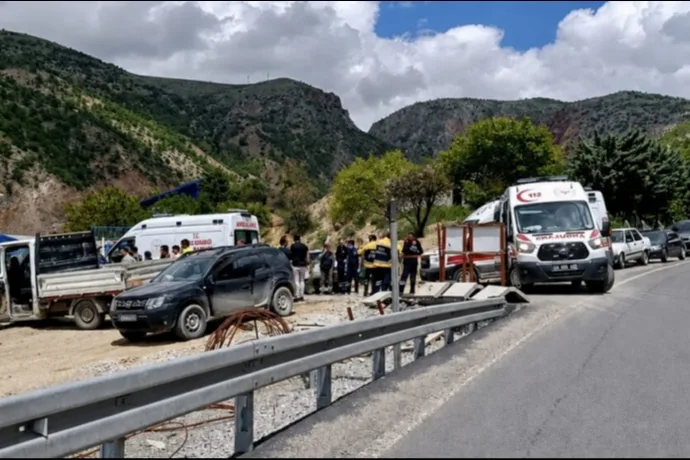 Malatya’da Kamyonet Şantiyeye Girdi: 3 Yaralı