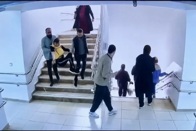 Depremde Kahraman Öğretmenler: Öğrencilerini Kucaklayıp Güvene Taşıdılar
