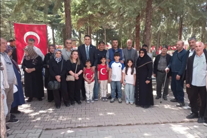Bayram Öncesi Duygulandıran Ziyaret: Şehitler Dualarla Anıldı