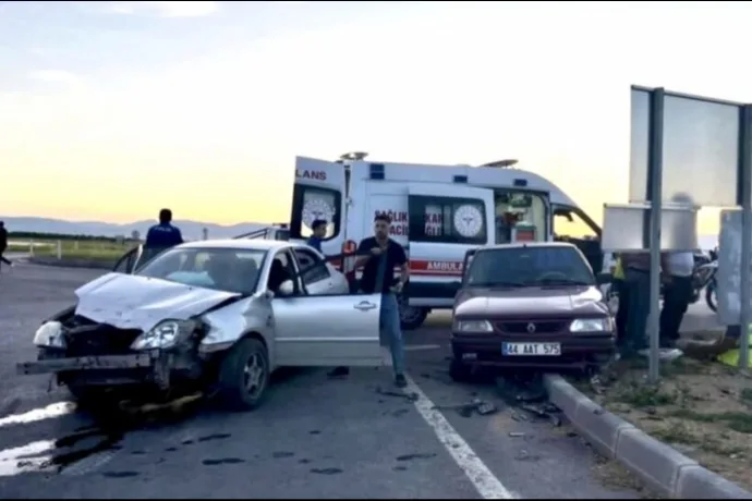 Kuzey Çevreyolu’nda İki Otomobil Çarpıştı: 2 Yaralı