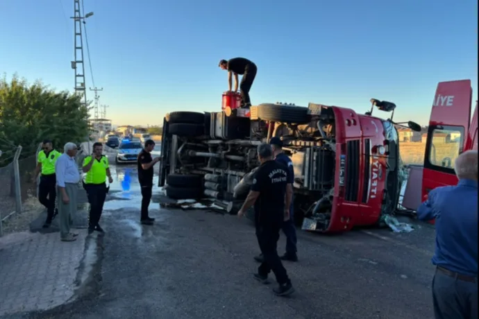 Yangına Giden İtfaiye Aracı Devrildi: 3 Yaralı