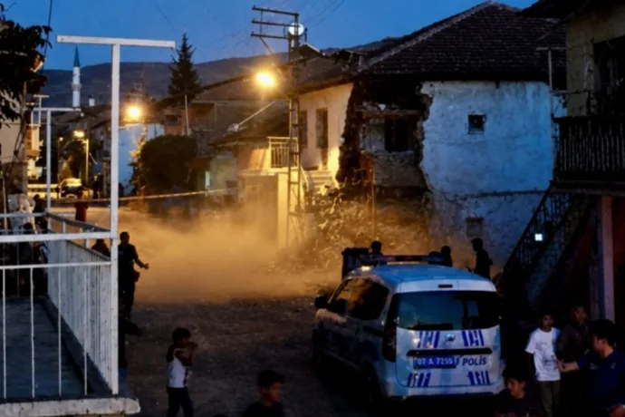 Çökme Riski Oluşan Kerpiç Ev Tahliye Edildi
