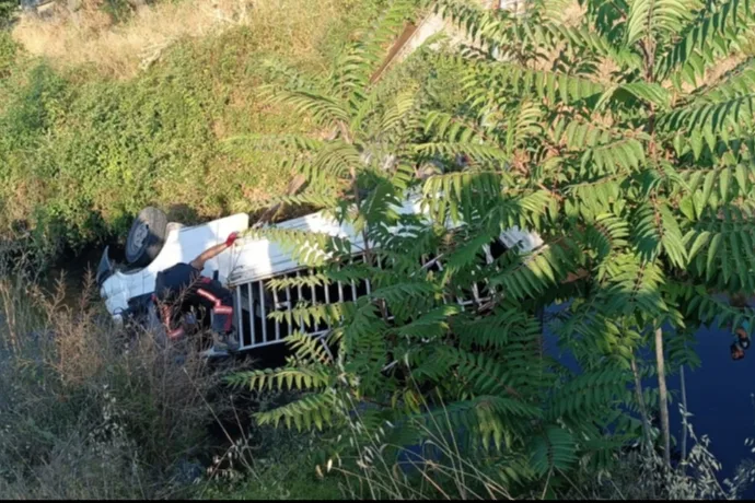 Yeşilyurt’ta Yem Yüklü Kamyonnet Sulama Kanalına Düştü: Sürücü Hayatını Kaybetti