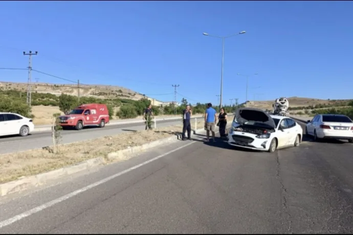 Arguvan Kavşağı’nda Lastik Patladı, Otomobil Karşı Şeride Geçti
