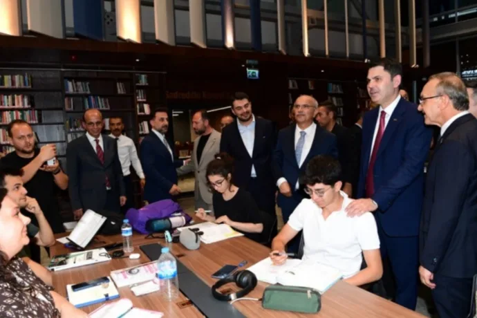 Bakan Kurum Şehir Kütüphanesi’nde Gençlerle Buluştu