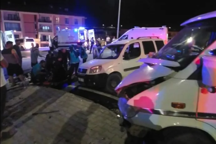 İkizce Mahallesi’nde Trafik Kazası: 9 Kişi Yaralandı