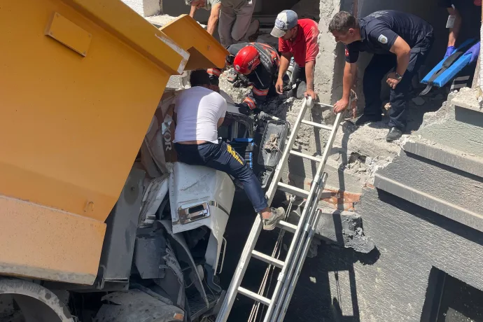 İkizce Mahallesi’nde Trafik Kazası: Yaralı Sürücü İtfaiye Ekiplerince Kurtarıldı