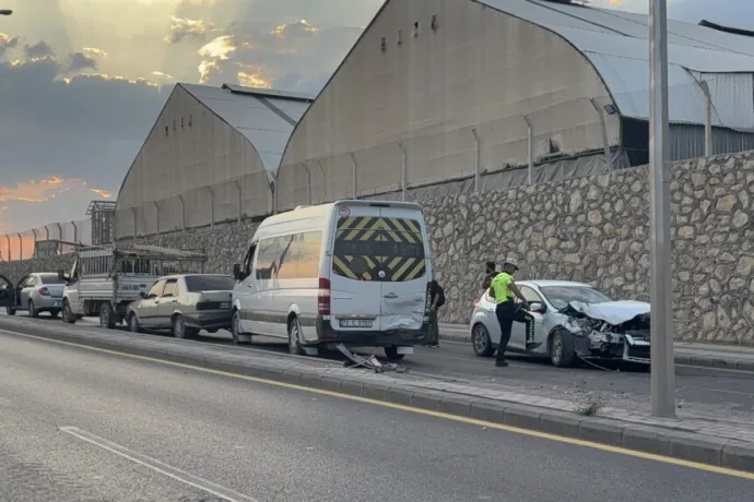Anayurt Bulvarı’nda Zincirleme Kaza Trafiği Kilitledi