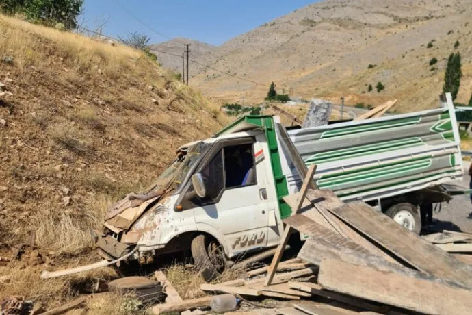 Kontrolden Çıkan Kamyonet Toprak Alana Çarptı: 2 Yaralı