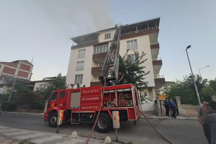 Malatya’da Bir Apartmanın Çatısında Yangın Çıktı