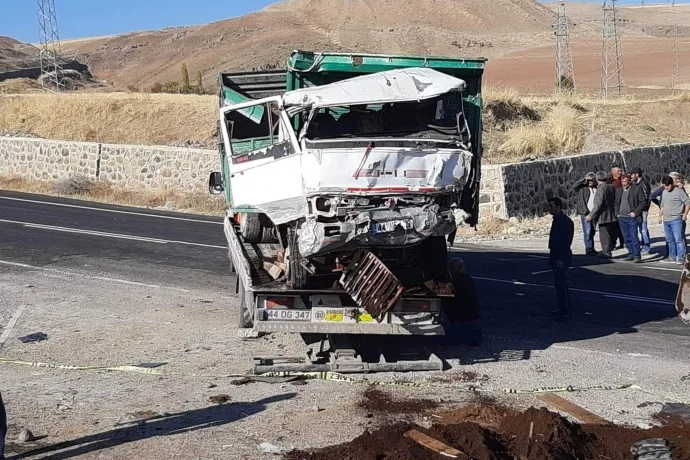 Gübre yüklü kamyon devrildi: 1 ölü