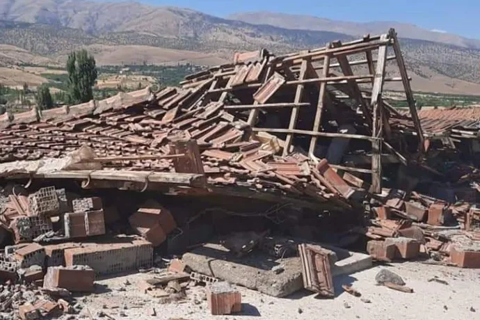 Pütürge'deki 5,7'lik depremde 6 ev ağır hasar aldı