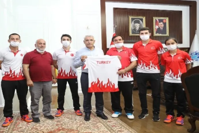 Başarılı Badmintonculardan Başkan Güder'e ziyaret