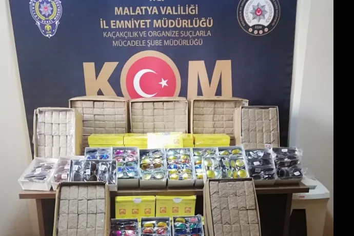 Malatya'da kaçak sigara kağıdı ve güneş gözlüğü ele geçirildi