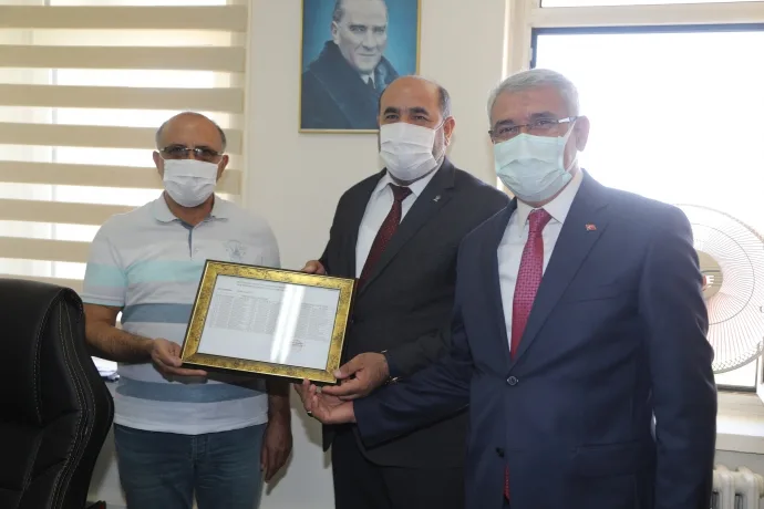 BAŞKAN GÜDER, AK PARTİ İLÇE BAŞKANI BASRİ KAHVECİ’NİN MAZBATA TÖRENİNE KATILDI