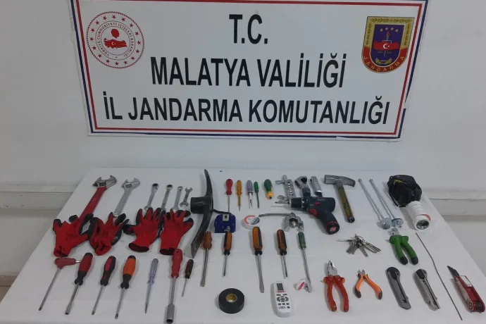 Baz istasyonundan akü çaldılar, fotokapandan tespit edildiler!