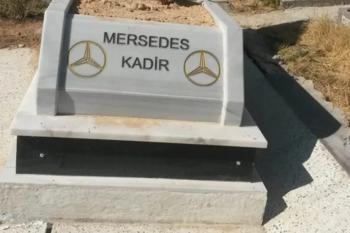 Mersedes Kadir'in mezarı zarar gördü
